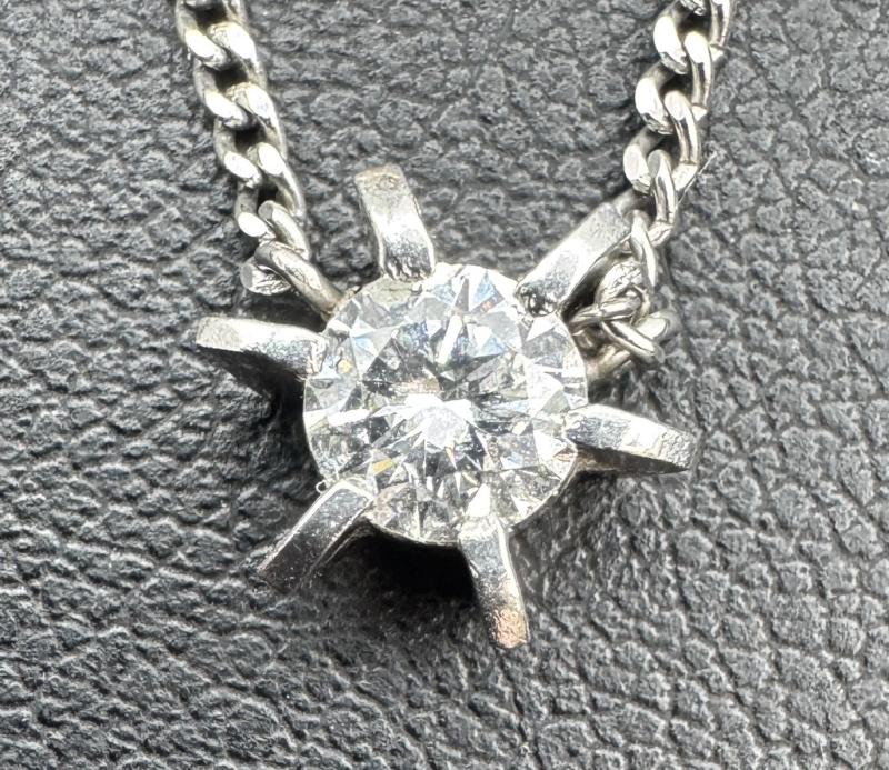 PT850　ネックレス　ダイヤ付き　4ｇ