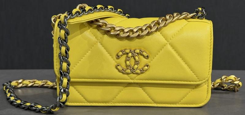 シャネル 19スマホケースチェーン