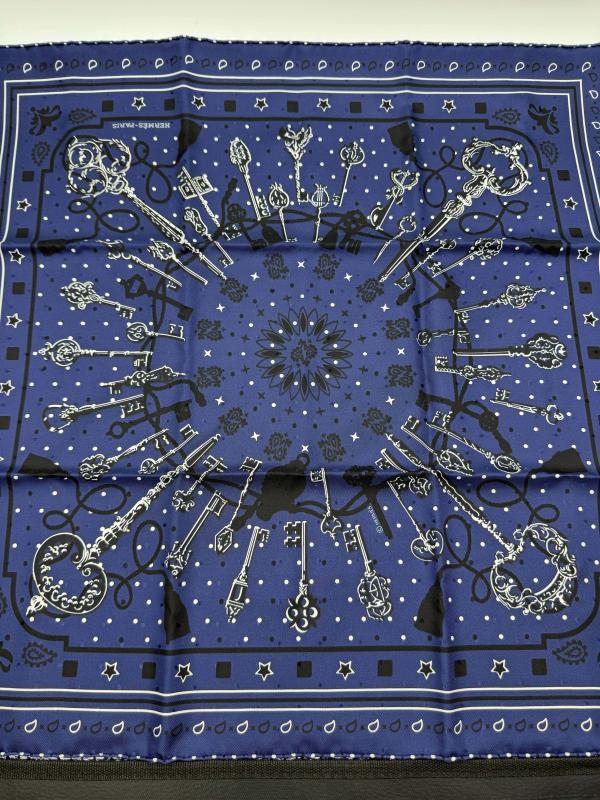 エルメス カレ55　レ・クレ・バンダナ