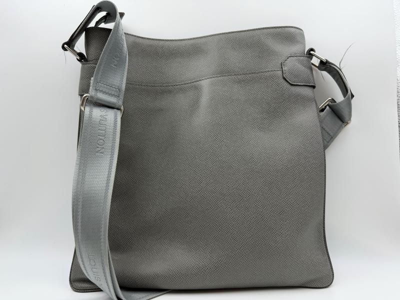 ルイ・ヴィトン タイガ　サシャ　ショルダーバッグ（グラシエ）　M32630