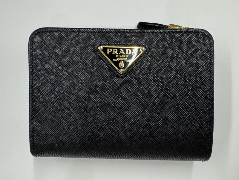 プラダ 二つ折り財布